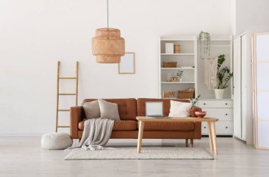 Kahverengi kanepe ve oturma odasının içindeki ahşap sehpa.