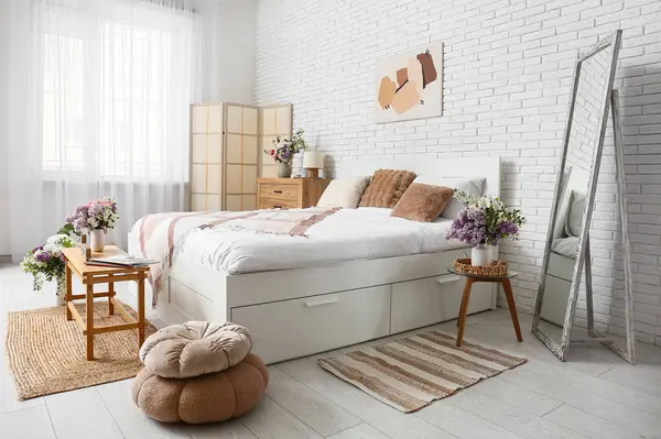 Şık bir yatak odası, rahat bir yatak odası ve güzel çiçekler.