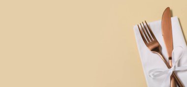 Bej arkaplan üzerine peçete ve çatal bıçak seti metin için boşluk, yakın çekim