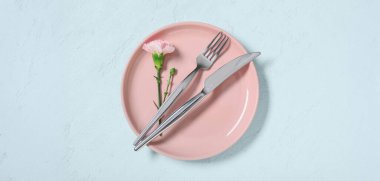 Açık mavi arkaplanda karanfil çiçeği olan güzel bir masa.