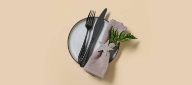 Bej arkaplanda eğreltiotu yaprağı olan güzel masa ayarları