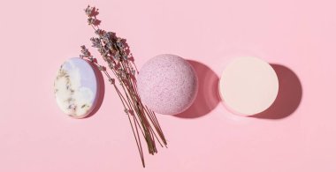 Banyo bombası, sabun, kozmetik ürün kavanozu ve lavanta çiçekleriyle renklendirilmiş kompozisyon