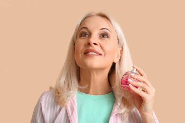 Renkli parfümlü güzel olgun bir kadın.