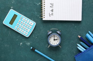 Yeşil arkaplan üzerinde 