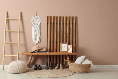 Ahşap banklı, katlanır ekran ve merdivenli koridorun içi.