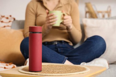 Genç bir kadının odasındaki termos.