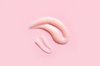 Pembe arka planda duş jeli izleri