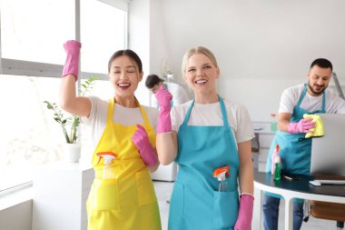 Ofiste lastik eldivenli mutlu kadın hademeler