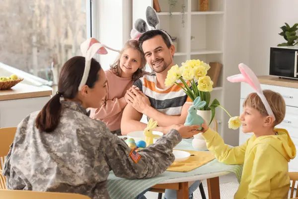 Küçük kız Paskalya yemeğinde babasına sarılıyor.