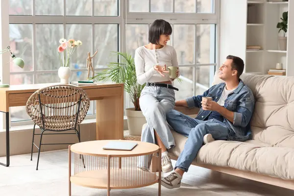 Genç çift evde kahve içip sohbet etmeye bayılıyor.