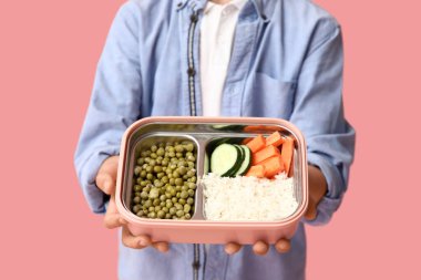 Pembe arka planda beslenme çantası olan küçük çocuk, yakın plan.