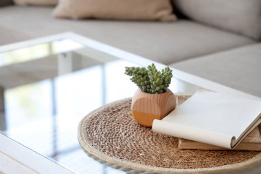 Oturma odasındaki cam sehpanın üzerinde defterler var, yakın plan.