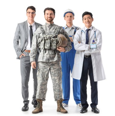 Beyaz arka planda asker, mühendis ve Asyalı doktor olan genç işadamı