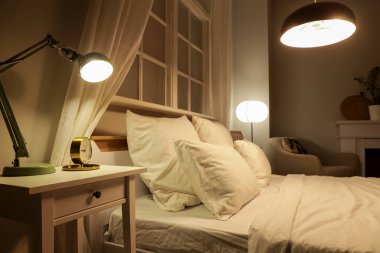 Parlayan lamba, karanlık yatak odasındaki çalar saat.