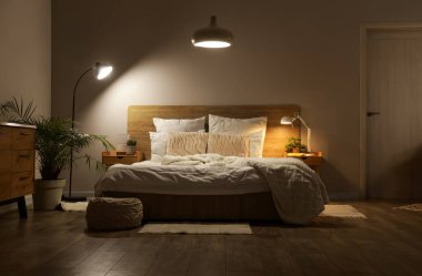 Masaları ve parlak lambaları olan karanlık yatak odasının içi.