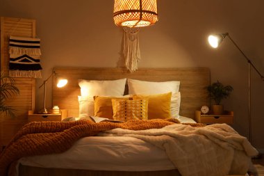 Masaları ve parlak lambaları olan karanlık yatak odasının içi.