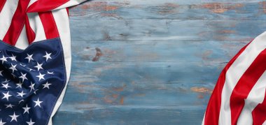 Amerika 'nın ulusal bayrağı mavi ahşap arka planda ve yazı için yeri var. Bağımsızlık Günü kutlamaları