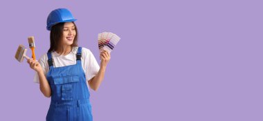 Genç bayan dekoratör elinde fırça ve renk paletleri ile eflatun arkaplan üzerinde metin için alan ile