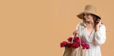 Bej arka planda şakayıkları olan, metin için yeri olan güzel genç bir kadın.