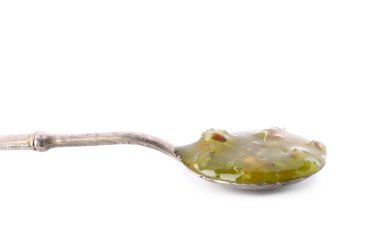 Beyaz arka planda lezzetli bektaşi üzümü reçelli kaşık