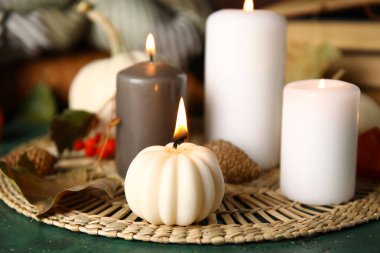 Mumlarla ve koyu yeşil arka planda sonbahar dekorasyonlarıyla güzel bir kompozisyon.