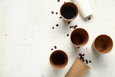 Beyaz arka planda bir fincan sıcak kahve ve fasulye.