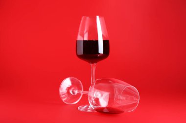 bir bardak şarap kırmızı zemin üzerine