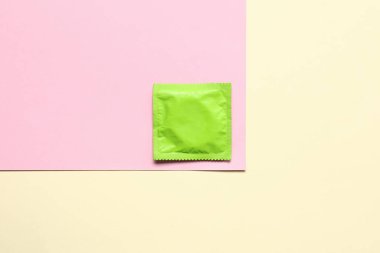 Renk arka plan üzerinde kaydırılan prezervatif