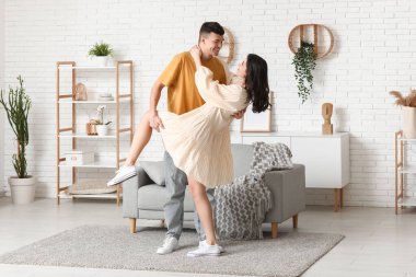 Güzel genç çift evde dans ediyor.