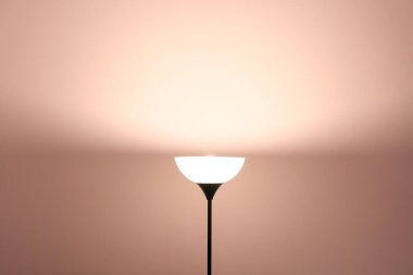 Pembe arka planda parlayan yer lambası