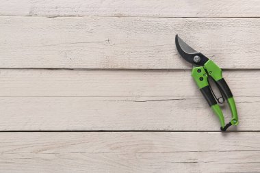 Ahşap arka planda yeşil paraşütçüler