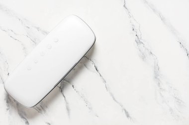 Beyaz grunge arka planda yiyecek için vakum mühür makinesi