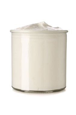 Beyaz zemin üzerine lezzetli yoğurt kavanoz