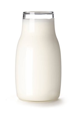 Beyaz arka planda bir şişe lezzetli yoğurt.