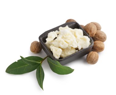 Gri arka planda tereyağlı ve fındıklı kase