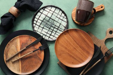 Yeşil grunge arka planda şık yemek takımları. Üst görünüm