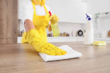 Mutfakta temizlik yapan kadın hademe, yakın plan.