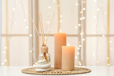 Mum yakma, spa taşları ve arka planda sazlık dağıtıcı