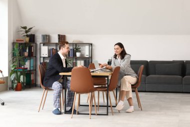 Ofisteki masada çalışan genç iş adamları. Ulusal İş Günü Pijamalarınızı Giyin