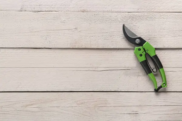 Ahşap arka planda yeşil paraşütçüler