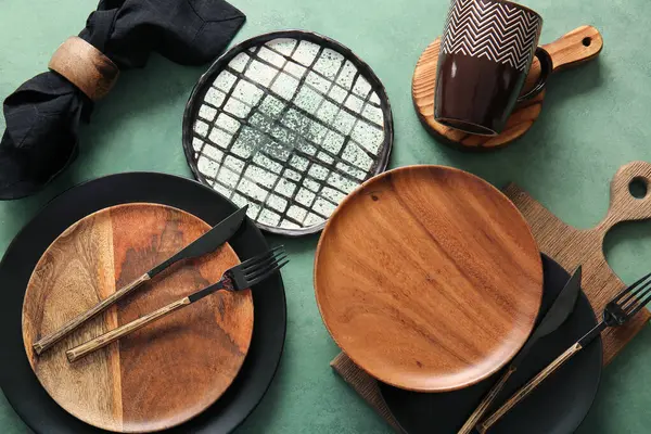 Yeşil grunge arka planda şık yemek takımları. Üst görünüm