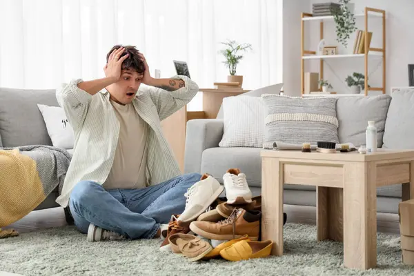 Kirli ayakkabılarıyla şoka uğramış genç bir adam.