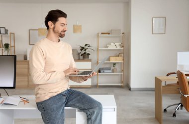 Dizüstü bilgisayarı olan erkek programcı
