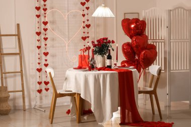 Sevgililer Günü 'nde servis edilen yemek masalı odanın içi.