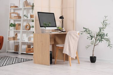 Modern bilgisayar ve oturma odasında katlanır ekran ile rahat bir iş yeri