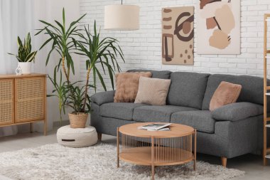 Modern odanın içinde rahat bir kanepe ve kahve masası.