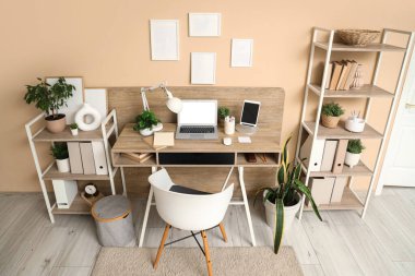 Ofisinde dizüstü bilgisayarı ve tableti olan modern stil bir iş yeri