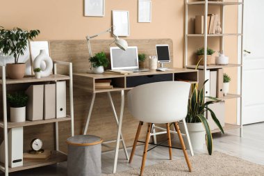 Ofisinde dizüstü bilgisayarı ve tableti olan modern stil bir iş yeri