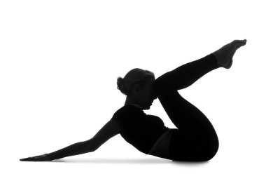 Beyaz arka planda yoga yapan genç bir kadının silueti.