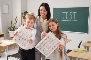 Sınav ve öğretmen sonuçlarıyla mutlu öğrenciler.